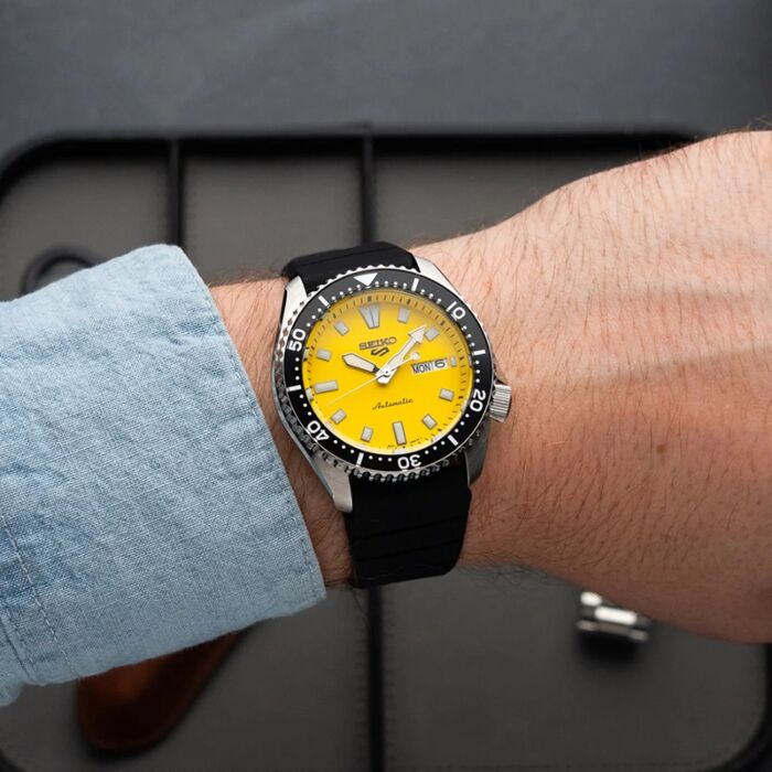 Seiko 5 Sports SRPL87K1 gele wijzerplaat horloge